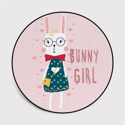 Rundt børnetæppe med sød kanin pige