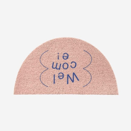 Halvrund dørmåtte med 'Welcome' tekst