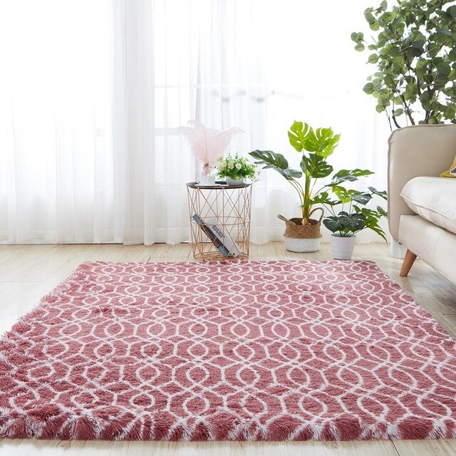 Rødt shaggy tæppe med geometrisk mønster