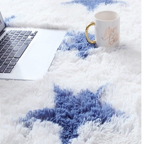 Blåt og hvidt shaggy tæppe med stjerner
