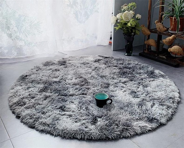 Rundt lysegråt shaggy gulvtæppe