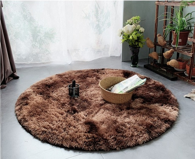 Rundt brunt shaggy gulvtæppe