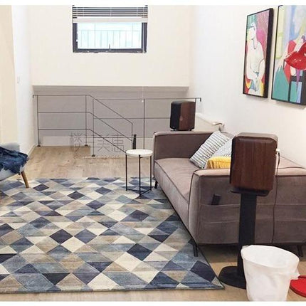 Blåt og hvidt geometrisk gulvtæppe