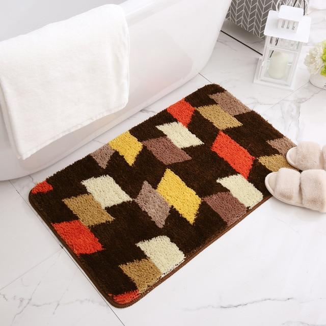 Mørkebrun bademåtte med geometrisk mønster