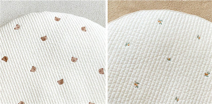 Komfortabelt quiltet legetæppe til baby