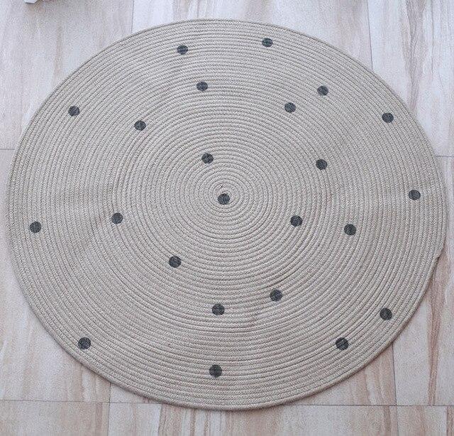 Rundt prikket jute tæppe til børn