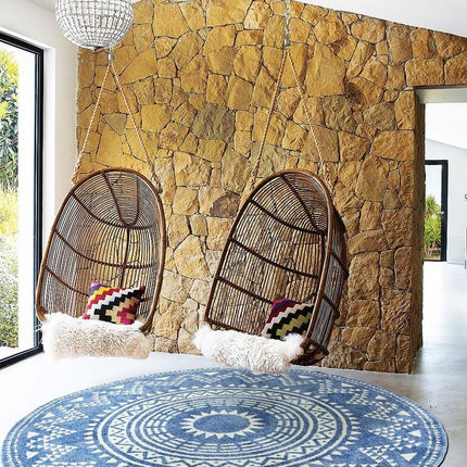 Rundt mørkeblåt tæppe med mønster