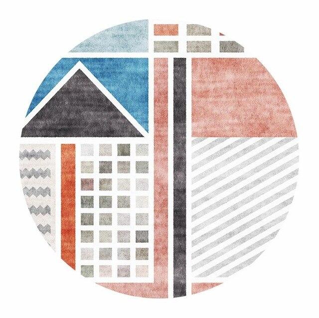 Stort rundt gulvtæppe med geometrisk mønster