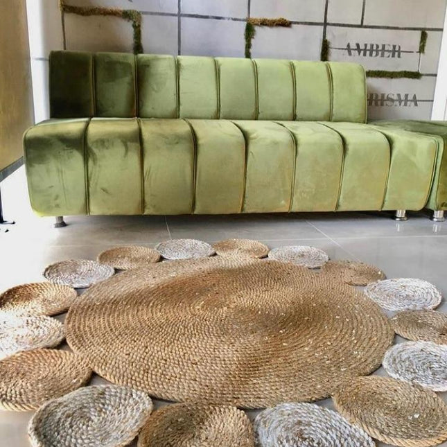 Tofarvet rundt jutegulvtæppe i blomsterdesign