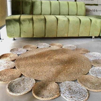 Tofarvet rundt jutegulvtæppe i blomsterdesign