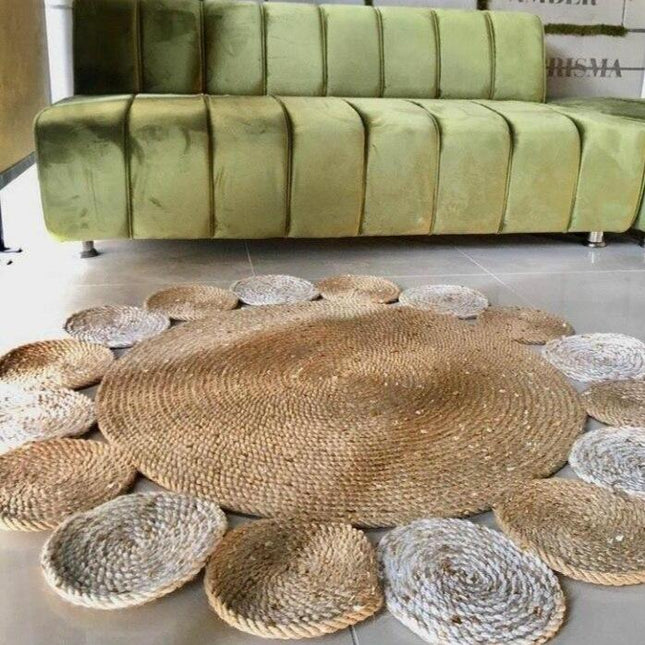 Tofarvet rundt jutegulvtæppe i blomsterdesign