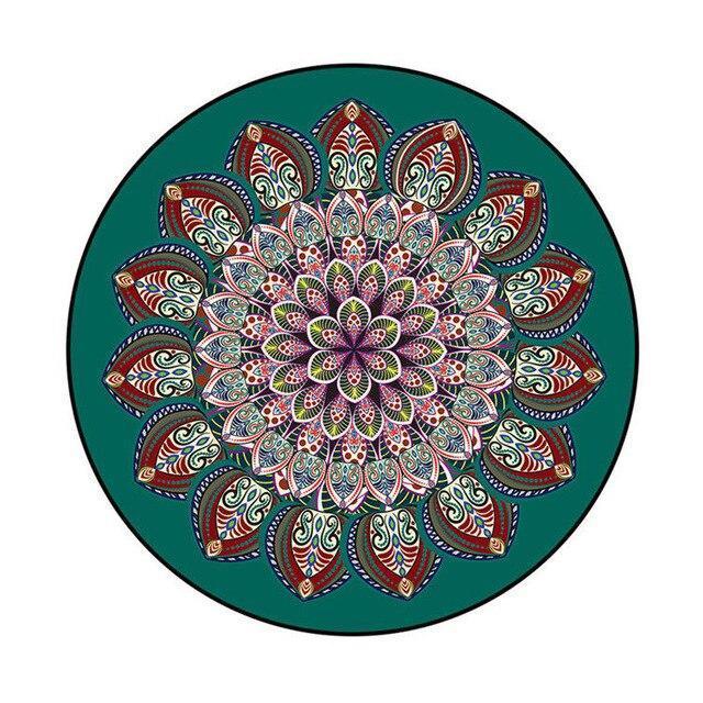 Rundt mørkegrønt gulvtæppe med mandala