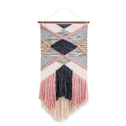 Lyserødt vægtæppe med geometrisk mønster